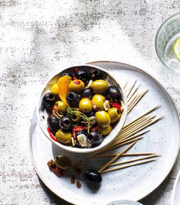 Aromatic warm olives