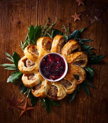 Sausage roll wreath with mulled wine cranberry relish
