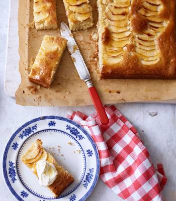 Apple and clotted cream traybake