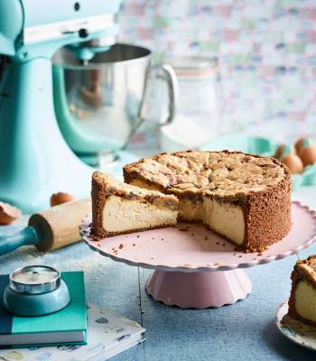 Cookie-topped cheesecake pie