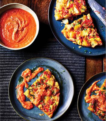 Spanish omelette with tomato sauce