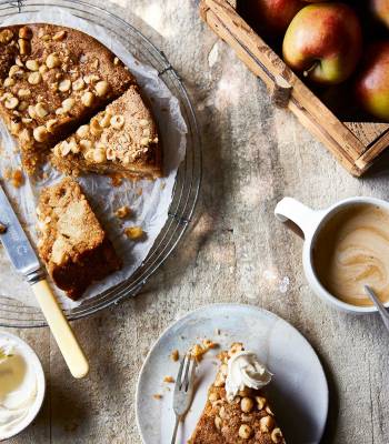 Gluten-free apple, cinnamon and olive oil cake