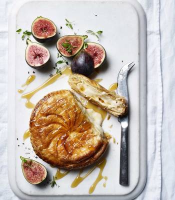Cheese wellington with figs and honey