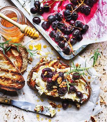 Honey-roasted grape and goats’ cheese toasts