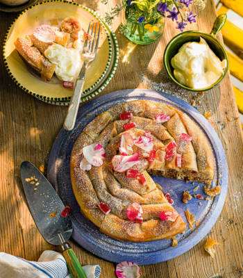 Almond and strawberry m'hencha  