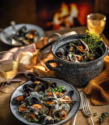 Mussels with cider, thyme and cream