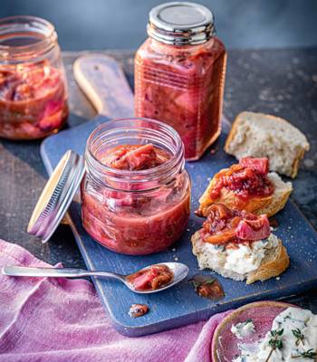 Rhubarb and fig chutney 