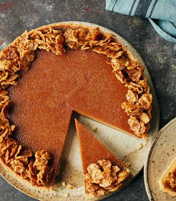 Gypsy tart with bay leaves and cereal crumble
