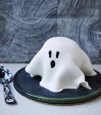 Halloween ghost mug cake