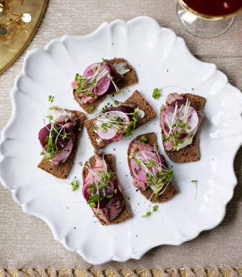 Crispy rye toasts with rare roast beef, beetroot and radish