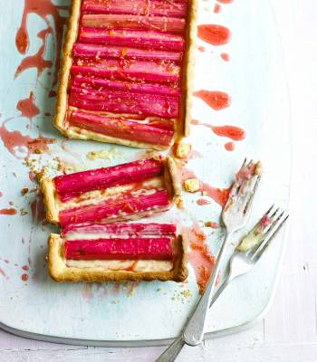 Rhubarb and custard tart 