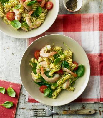 Garlicky prawn and courgette pasta