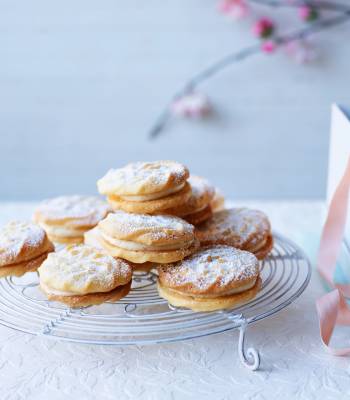 Viennese whirls with vanilla bean buttercream