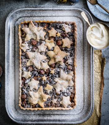 Mince pie shortbread tart with vanilla cream