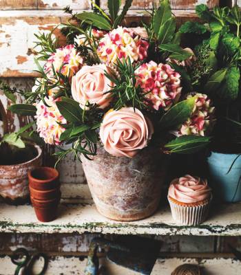 Cupcake flowerpot bouquet