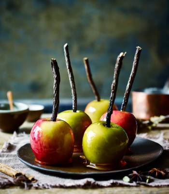 Spiced toffee apples 