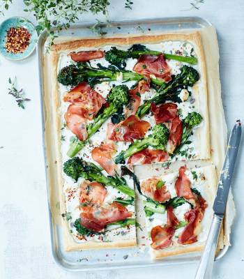 Broccoli, goats' cheese and prosciutto tart