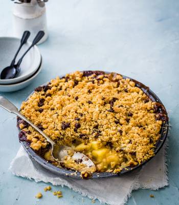 Apple and chocolate cookie crumble