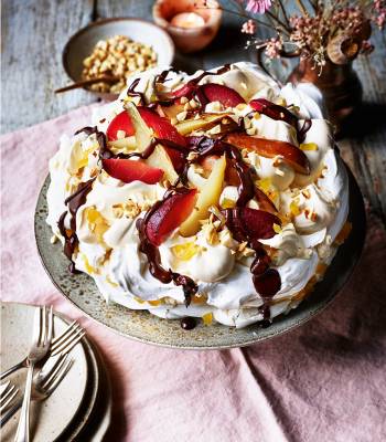Roasted fruit meringue with ginger and chocolate