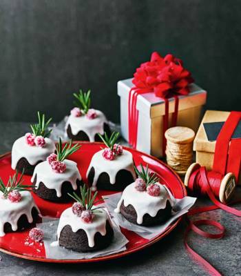 Mulled wine chocolate mini cakes