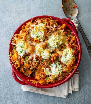 Garlicky turkey and tomato pasta bake