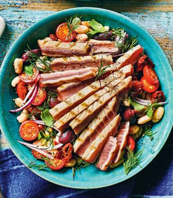 Tuna steak and cannellini bean salad