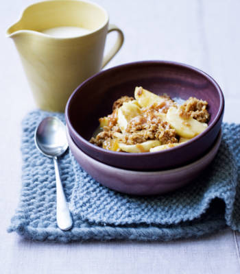 Toffee-apple crumble with whisky custard 