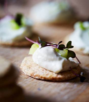 Oaty biscuits with creamy blue cheese