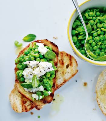 Pea, goats’ cheese and mint bruschetta 