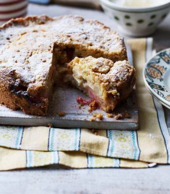 Deep rhubarb streusel cake