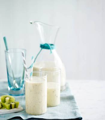 Kiwi, peach, ginger and passionfruit smoothies