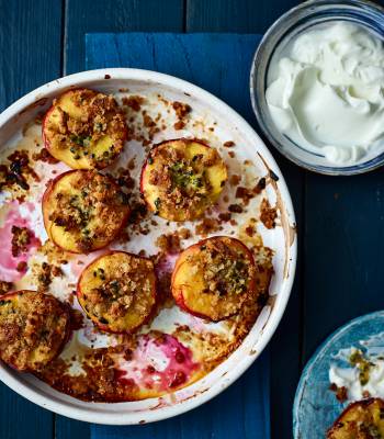 Peaches with amaretti crumble