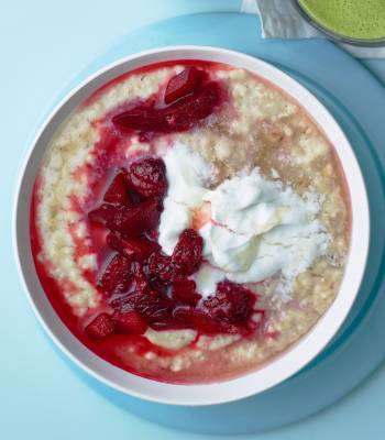 Porridge with blackberry-apple compote and coconut yogurt
