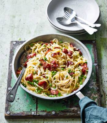 One-pot pasta with bacon and peas