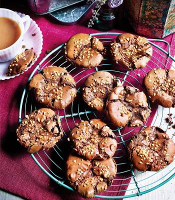 Chocolate-hazelnut ‘meringue’ cookies 