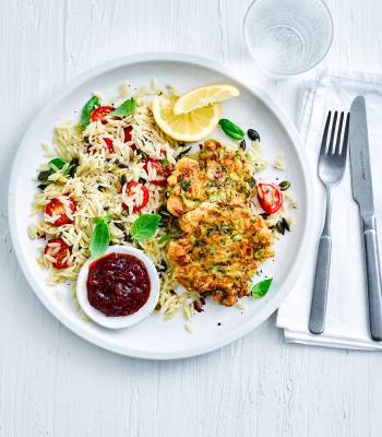 Halloumi fritters with pasta salad
