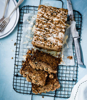 Carrot cake with cinnamon crumble