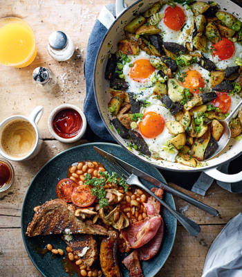 Full English fry-up with black pudding hash