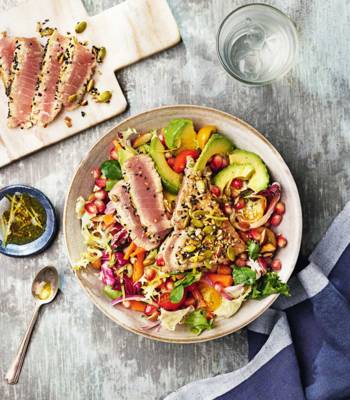 Spice-crusted tuna with polyphenol-rich salad