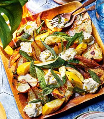 Roasted pear and gorgonzola salad