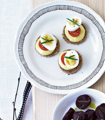 Quails’ eggs on rye