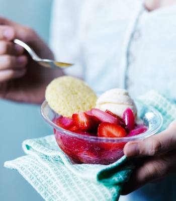 Rhubarb and strawberries with semolina biscuits 