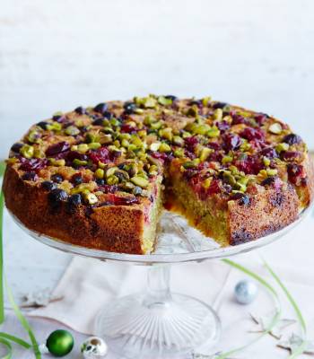 Pistachio and almond cake with cranberries
