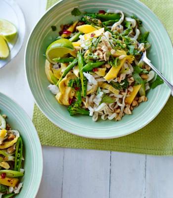 Pad Thai noodles with mango and crab