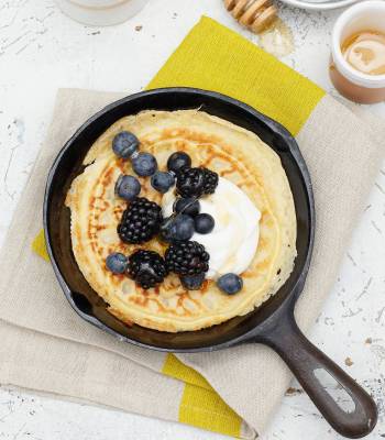 Spelt pancakes with honey and berries 