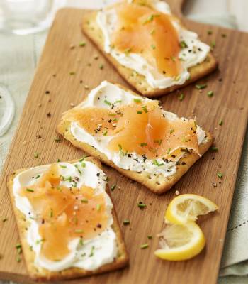 Chive crispbreads with smoked salmon and cream cheese topping