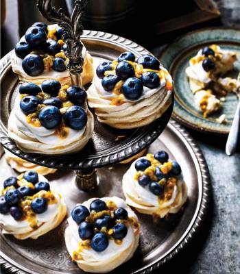 Maple meringues with coconut & berries