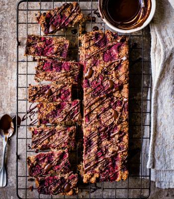 Raspberry and cacao quinoa slice
