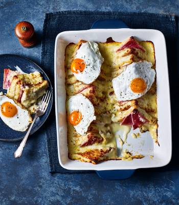 Croque madame brunch bake