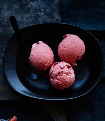 5-minute strawberry balsamic iced cream